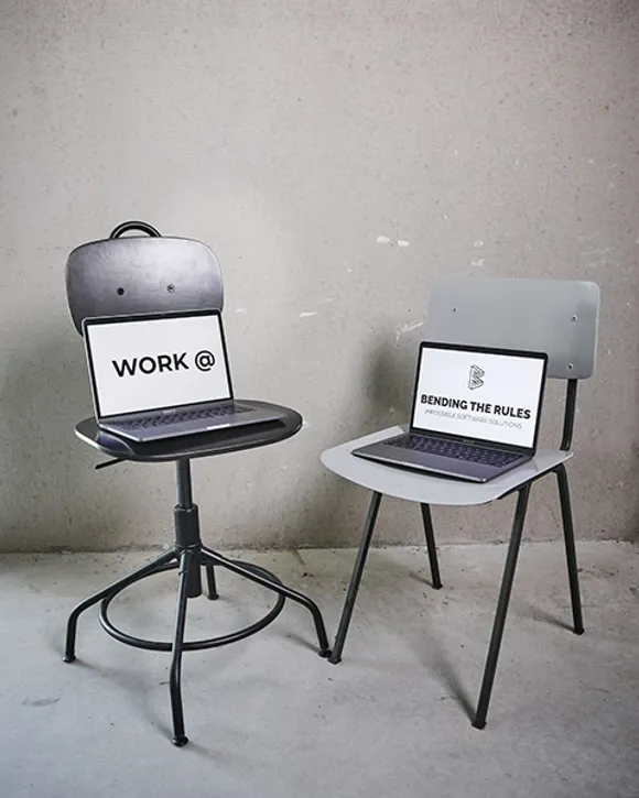 Laptops op twee stoelen met de boodschap om te solliciteren